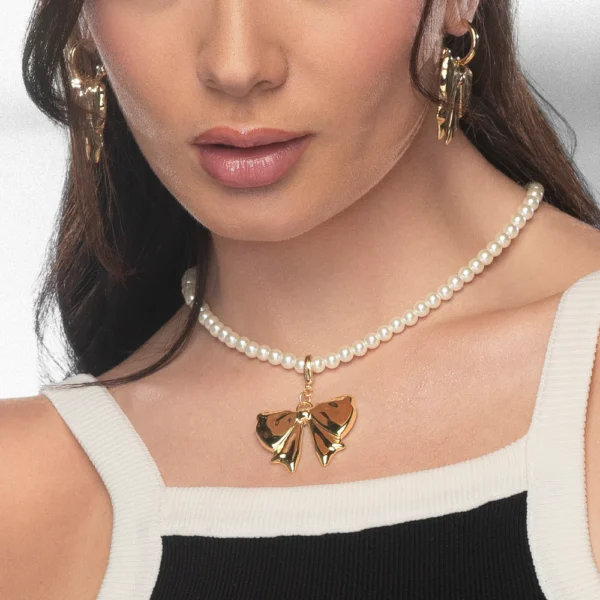 Arete con diseño de moño
