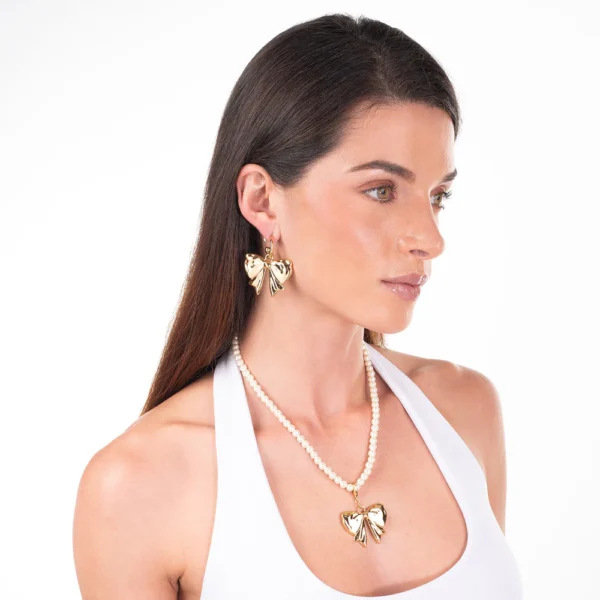 Arete con diseño de moño